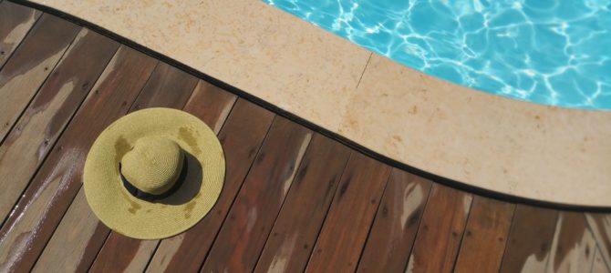 Melhores opções de decks de madeira para piscinas